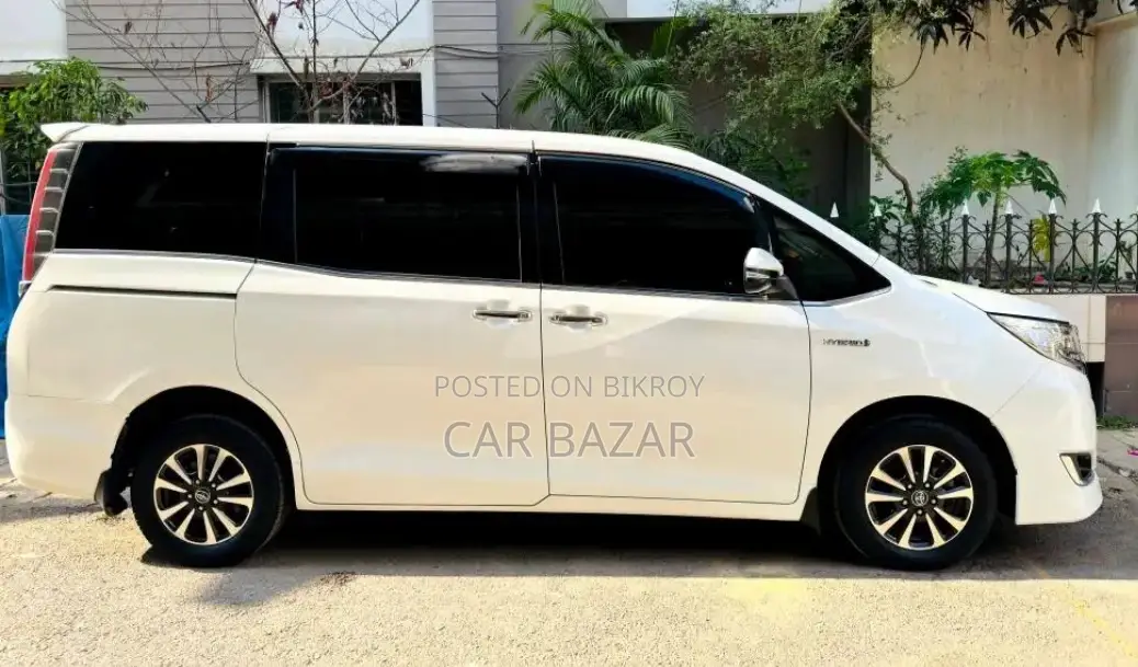Toyota Esquire 1.8 FWD Hybrid (7 Seater) 2017 White