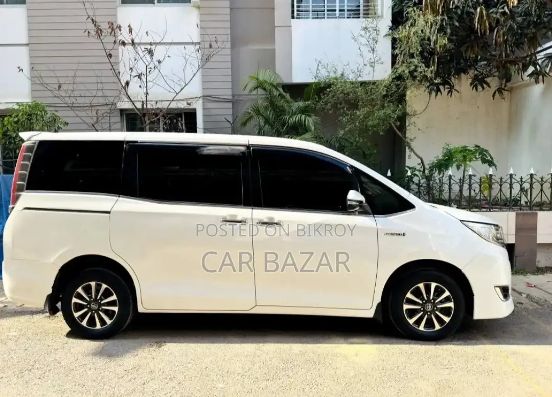Toyota Esquire 1.8 FWD Hybrid (7 Seater) 2017 White