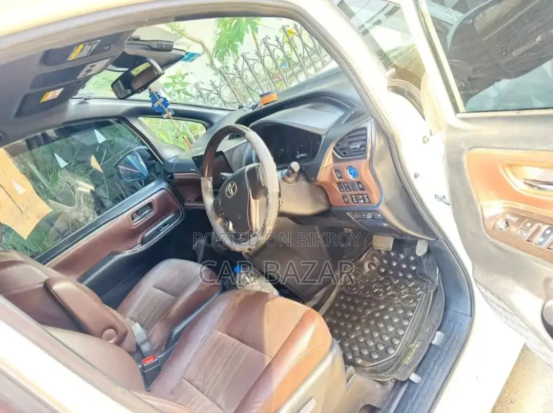 Toyota Esquire 1.8 FWD Hybrid (7 Seater) 2017 White