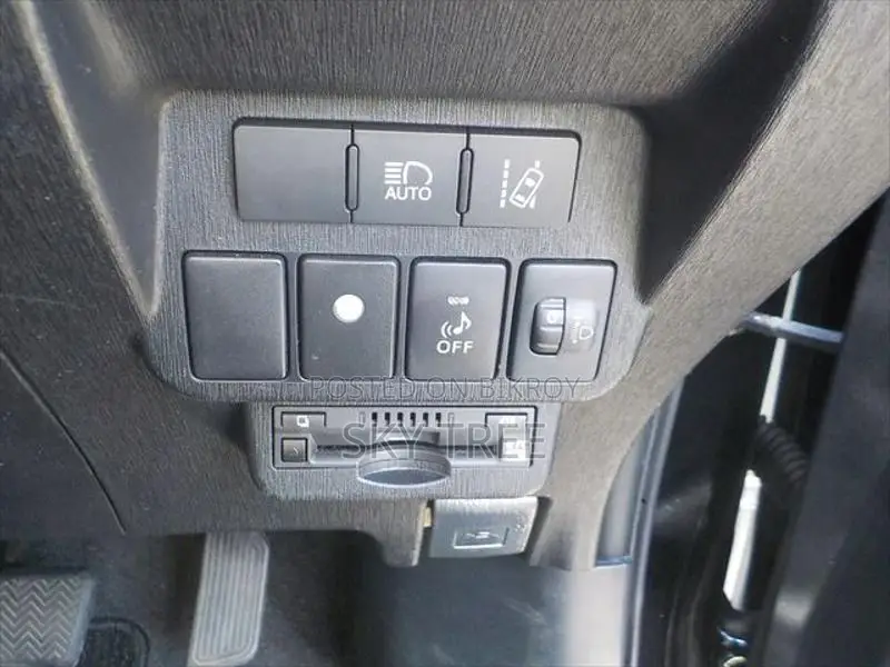 Toyota Prius Alpha 2019