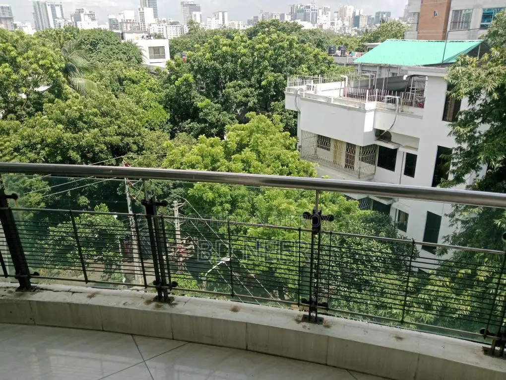 wonderful furnish 3 Bed room apt rent in banani