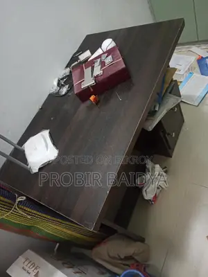 পড়ার টেবিল