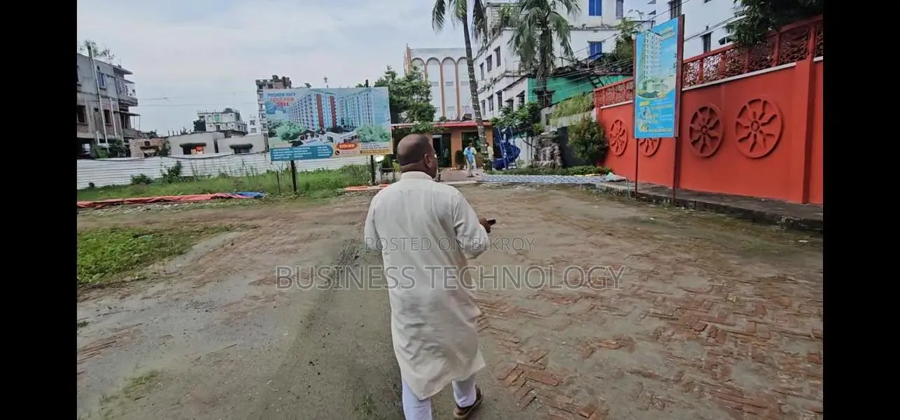অর্ধেক মূল্যে ফ্ল্যাট এর গর্বিত মালিক হোন।
