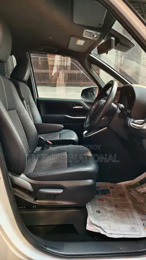 Toyota Noah SZ HYBRID PUSH START 2022