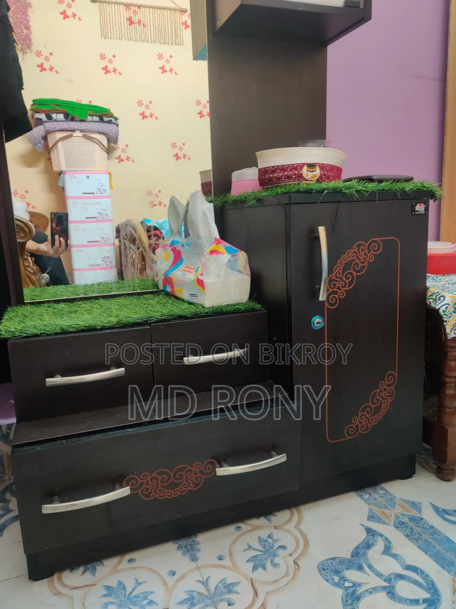 একদম নতুন একটি ড্রেসিং টেবিল বিক্রি করা হবে।