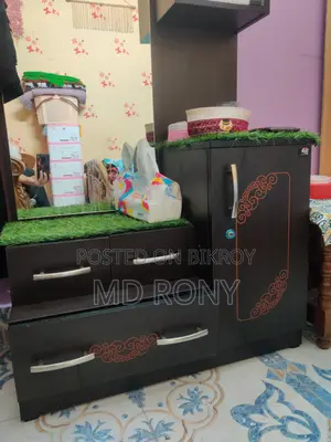 একদম নতুন একটি ড্রেসিং টেবিল বিক্রি করা হবে।