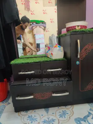 একদম নতুন একটি ড্রেসিং টেবিল বিক্রি করা হবে।