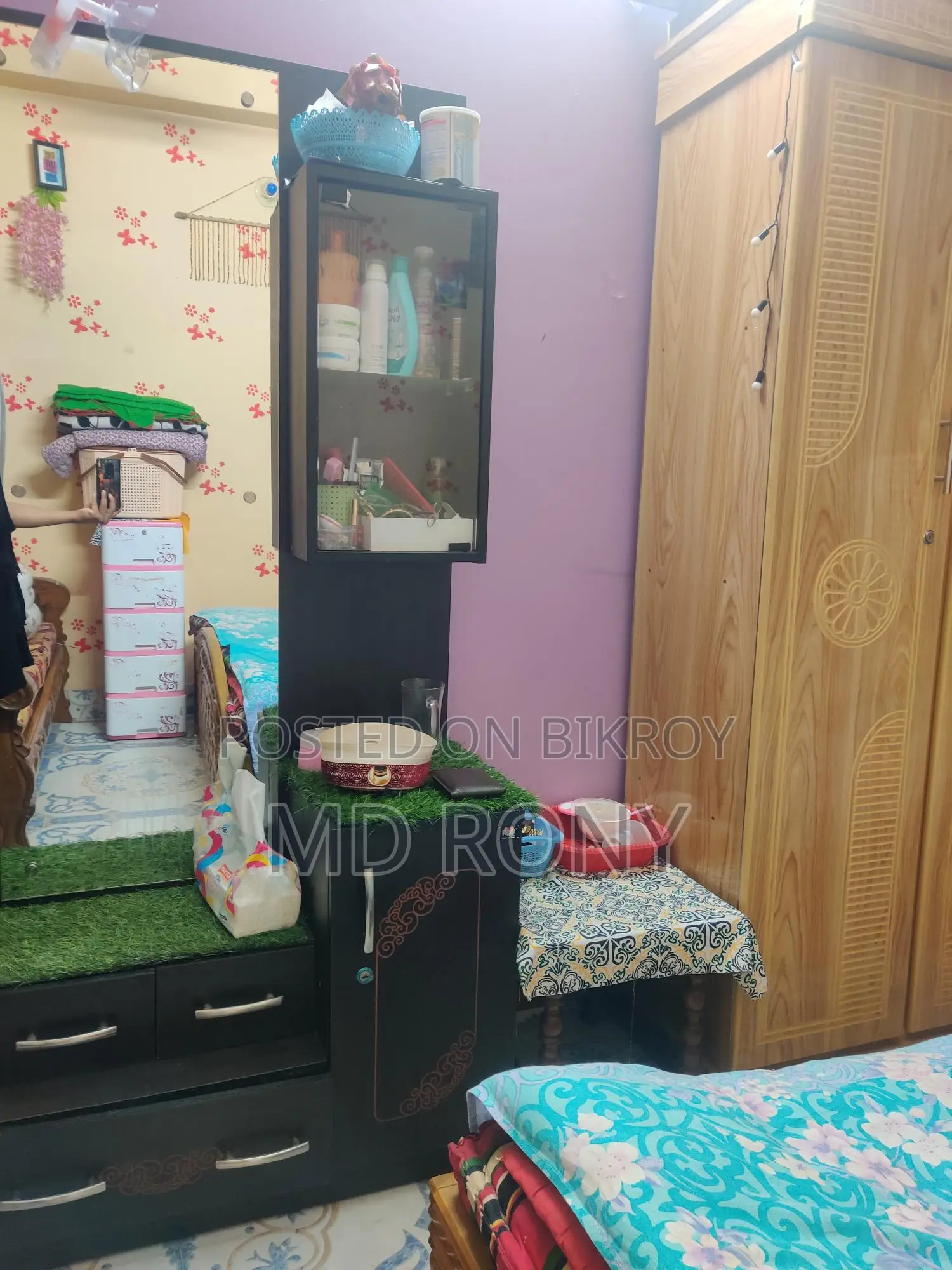 একদম নতুন একটি ড্রেসিং টেবিল বিক্রি করা হবে।