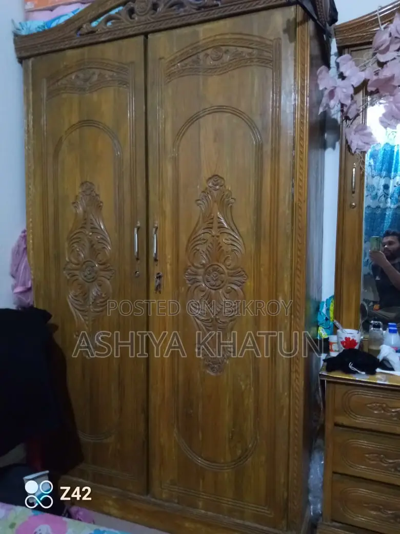 সেগুন কাঠের আলমারি