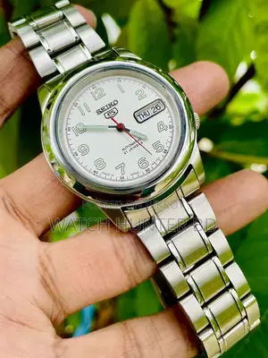 চমৎকার SEIKO 5 SNKK33 নিউমেরিক্যাল সানবার্স্ট হোয়াইট অটোমেটিক ঘড়ি