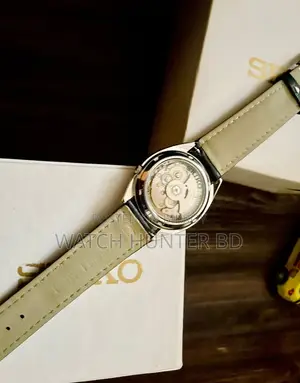 চমৎকার SEIKO 5 নিউমেরিক্যাল সানবার্স্ট হোয়াইট অটোমেটিক ঘড়ি