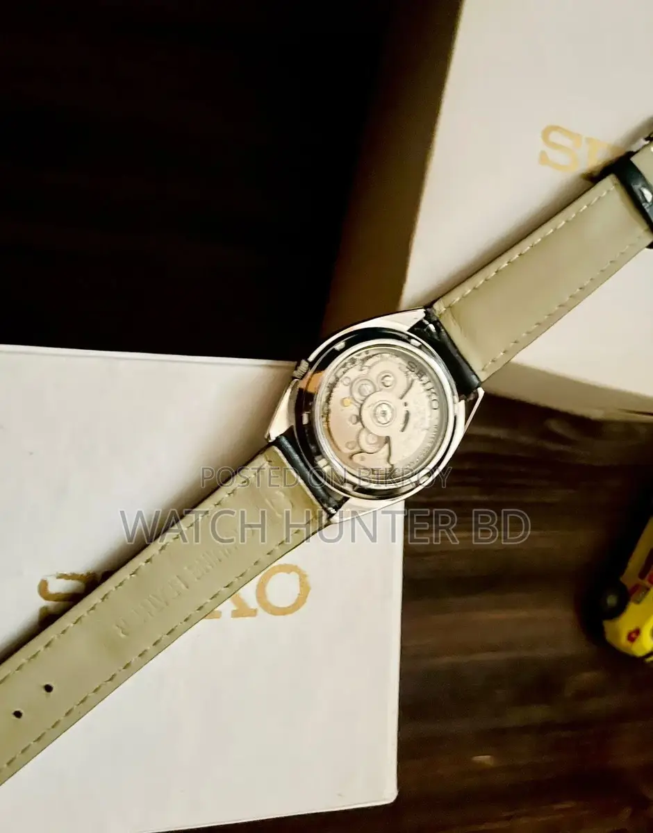 চমৎকার SEIKO 5 নিউমেরিক্যাল সানবার্স্ট হোয়াইট অটোমেটিক ঘড়ি