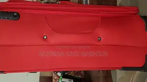 ভ্রমণকারীদের জন্য নতুন লাল লাগেজ