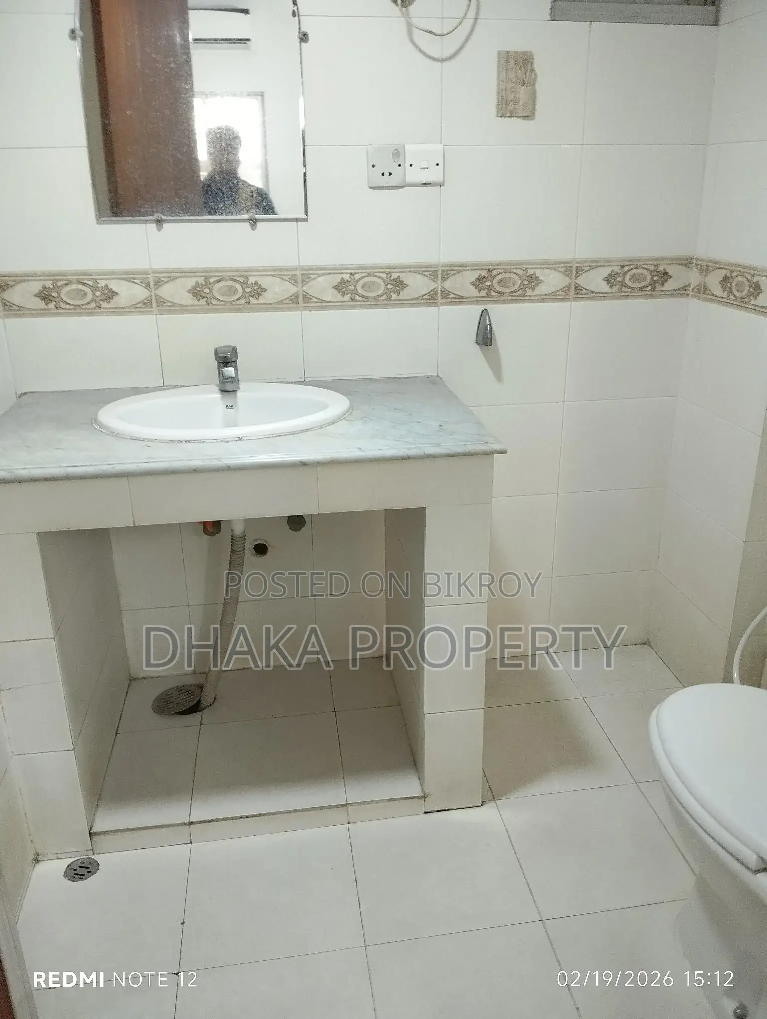 unfurnished2400 Sft Flat For Rent with Ac