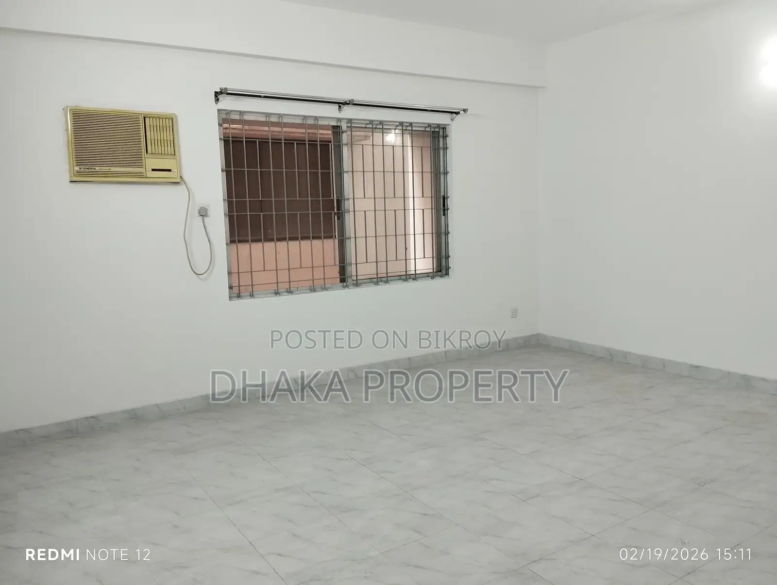 unfurnished2400 Sft Flat For Rent with Ac