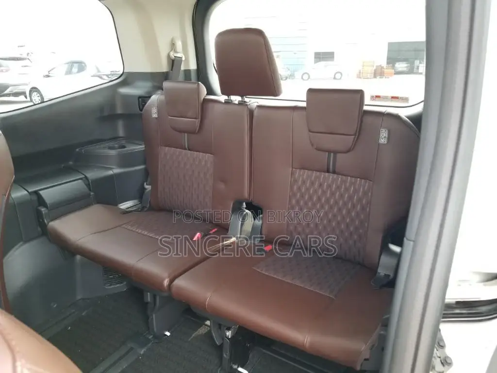 Toyota Noah Z Hyb Brown Seat 4PT 2022