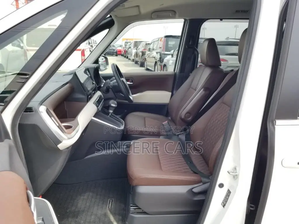 Toyota Noah Z Hyb Brown Seat 4PT 2022