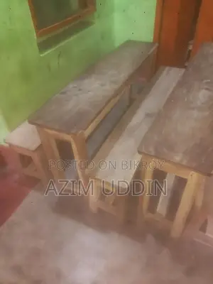 কাঠের তৈরী বেঞ্চ