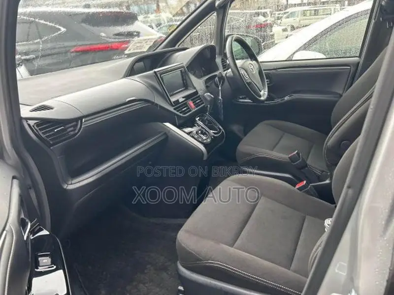 Toyota Esquire XI PKG SILVER COLOR 2020