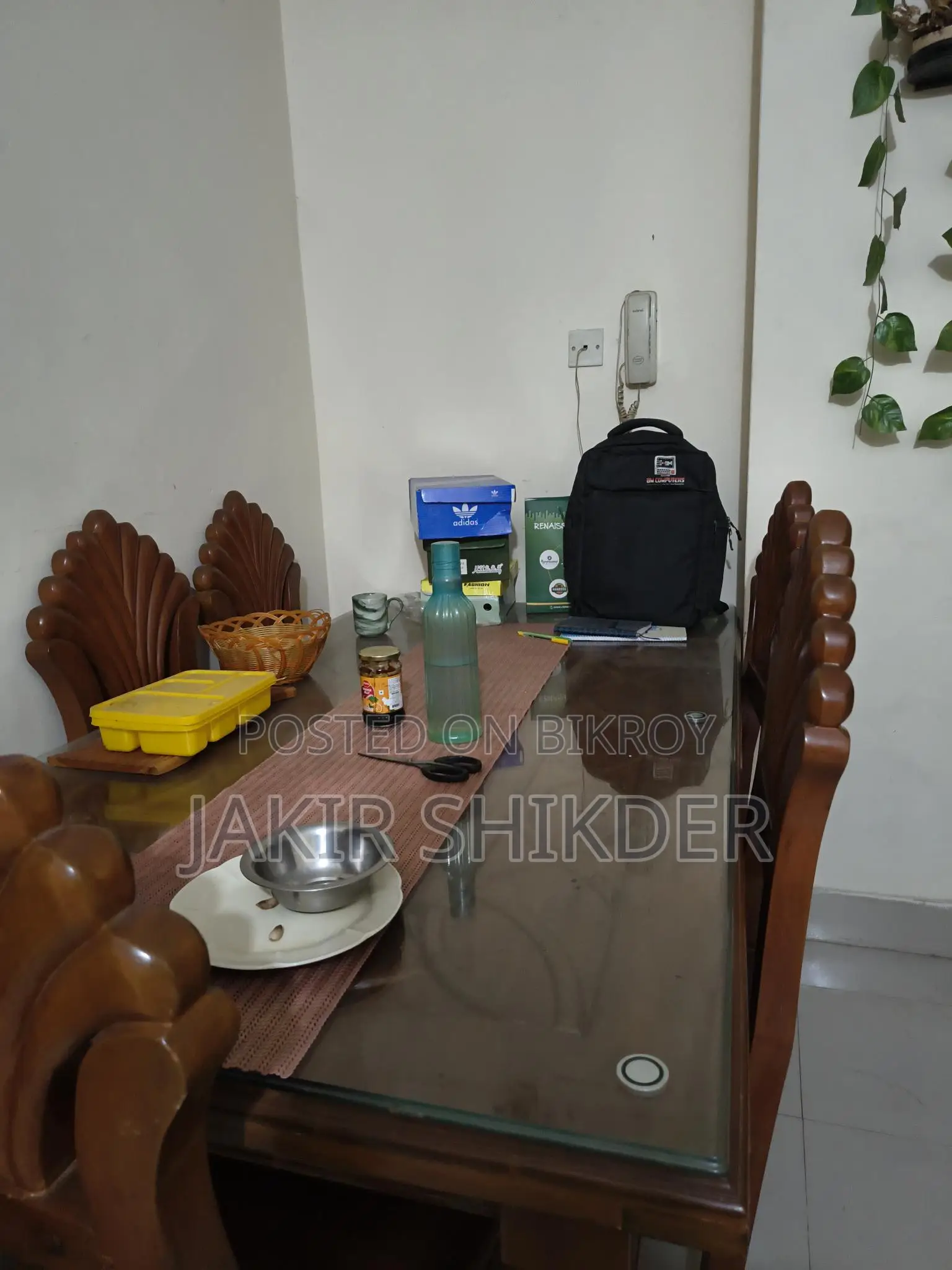 ডাইনিং টেবিল এবং ছয়টা চেয়ার বিক্রি হবে