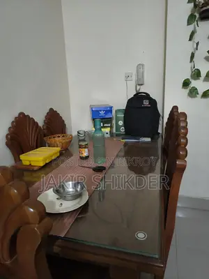 ডাইনিং টেবিল এবং ছয়টা চেয়ার বিক্রি হবে