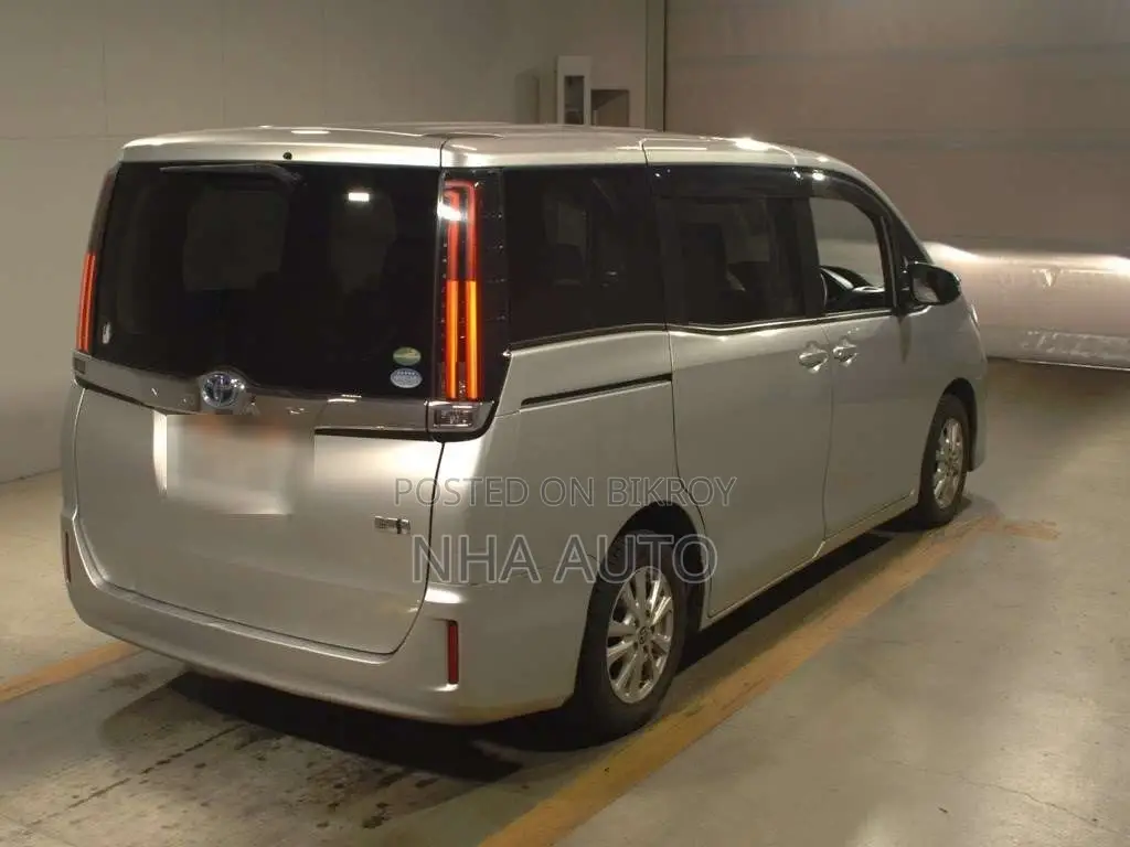 Toyota Noah Hybrid 2020