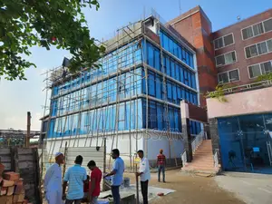 সকল প্রকার থাই গ্লাস এবং অ্যালুমিনিয়াম এর কাজ করি