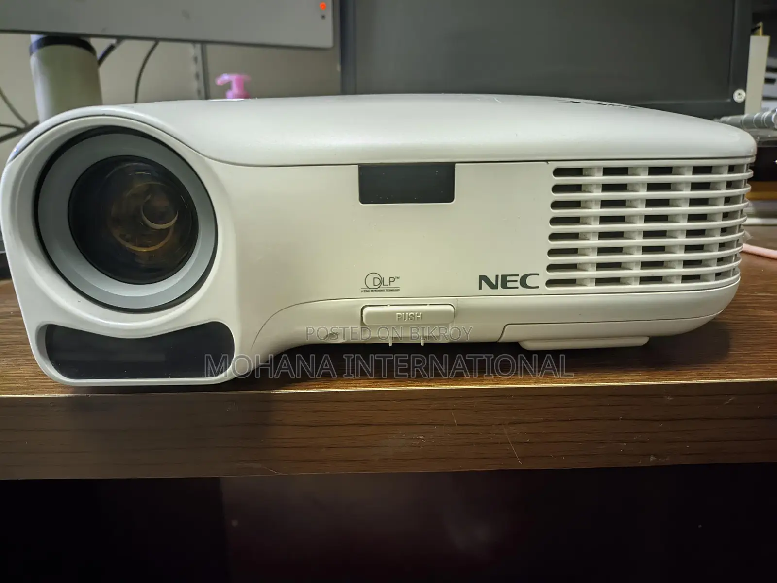 Nec Lt 35 3000 lumens projector