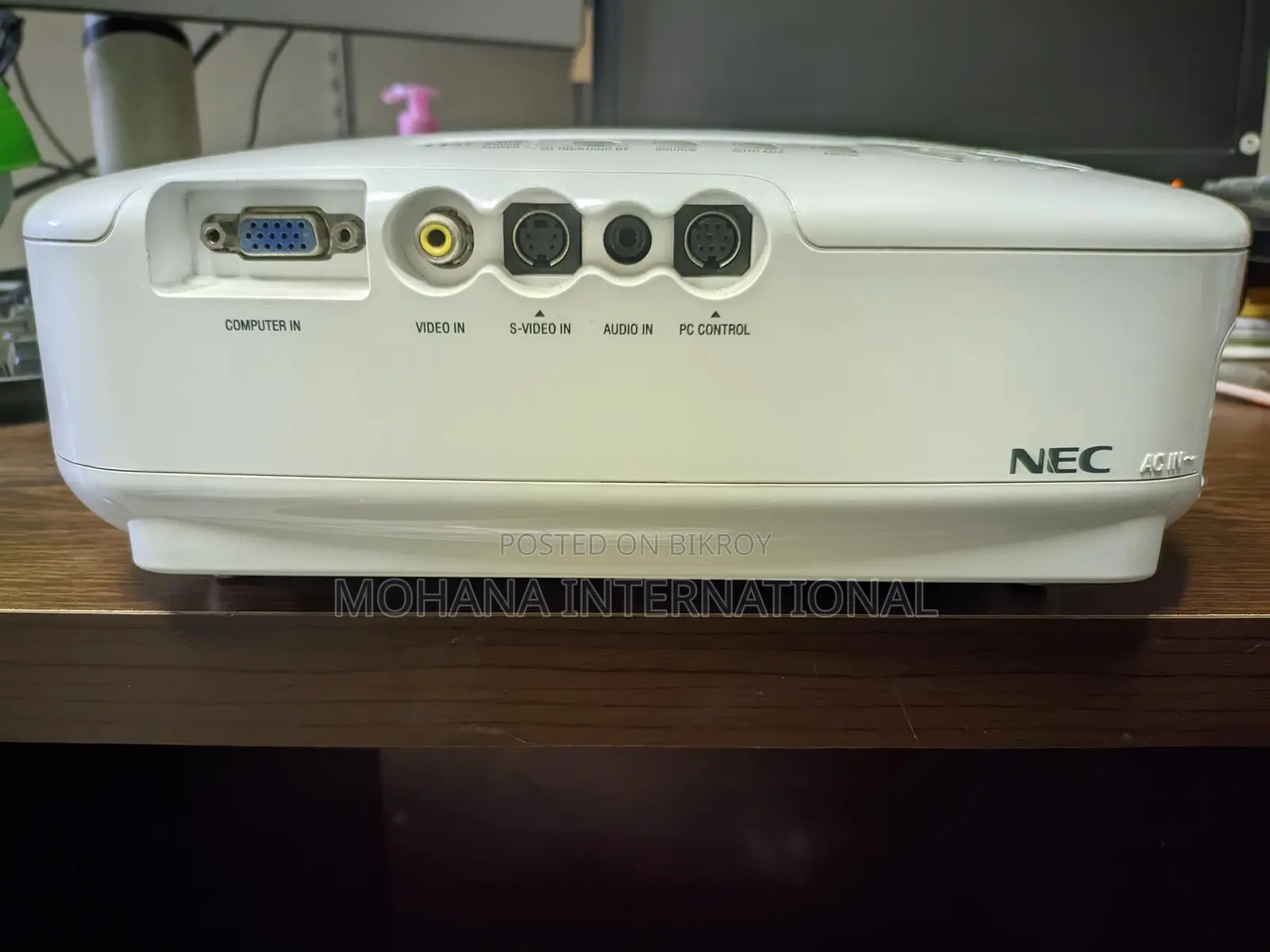 Nec Lt 35 3000 lumens projector
