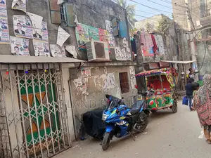তিতাস গ্যাসের লাইন সহ @ ৭.৫ কাঠা টিনশেট বাড়ি বিক্রি হবে