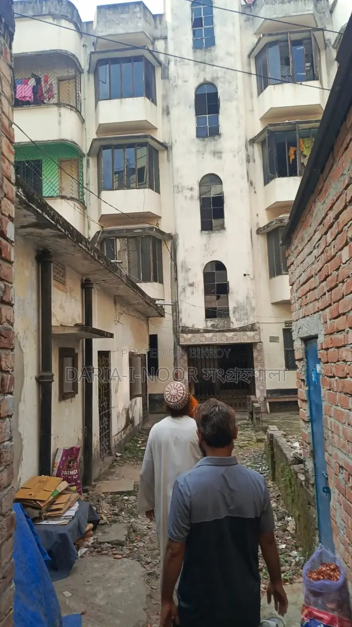 4-story old house for sale on 7.5 katha land in Nadda, near Baridhara