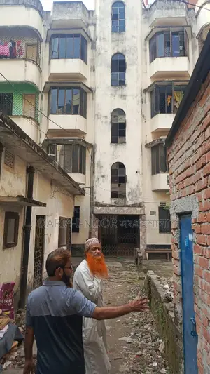 4-story old house for sale on 7.5 katha land in Nadda, near Baridhara