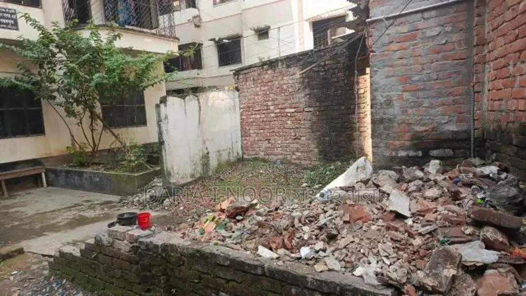 4-story old house for sale on 7.5 katha land in Nadda, near Baridhara