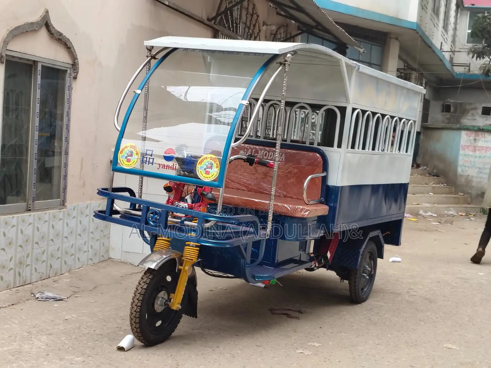 Model: 1302 School Van - Datai Motor - (Half-roof Glass)