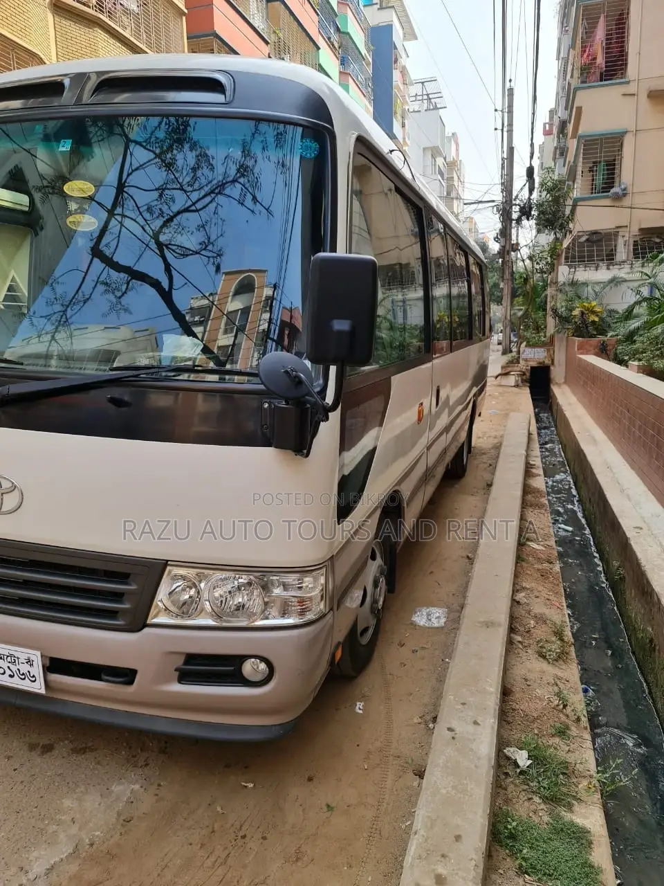 নিসান কোস্টার বাস ভাড়ার জন্য