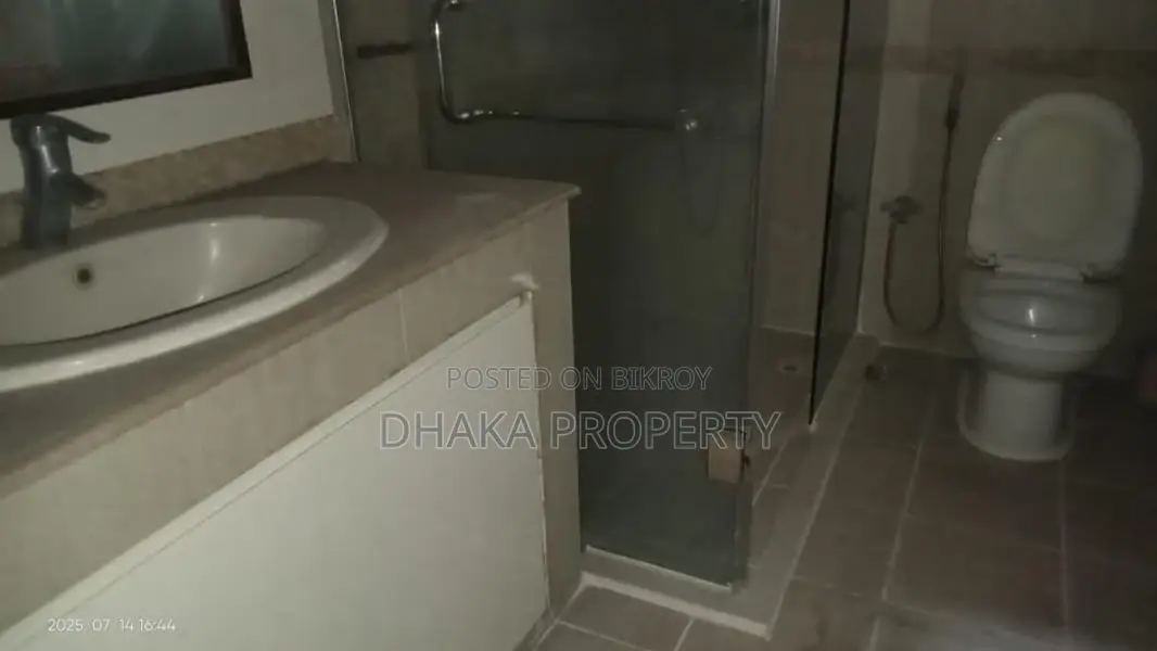 গুলশানে ৩৭০০-বর্গফুট ৪-বেডরুমের ২-কার পার্কিং সুবিধাসহ চমৎকার ফ্ল্যাট ভাড়া