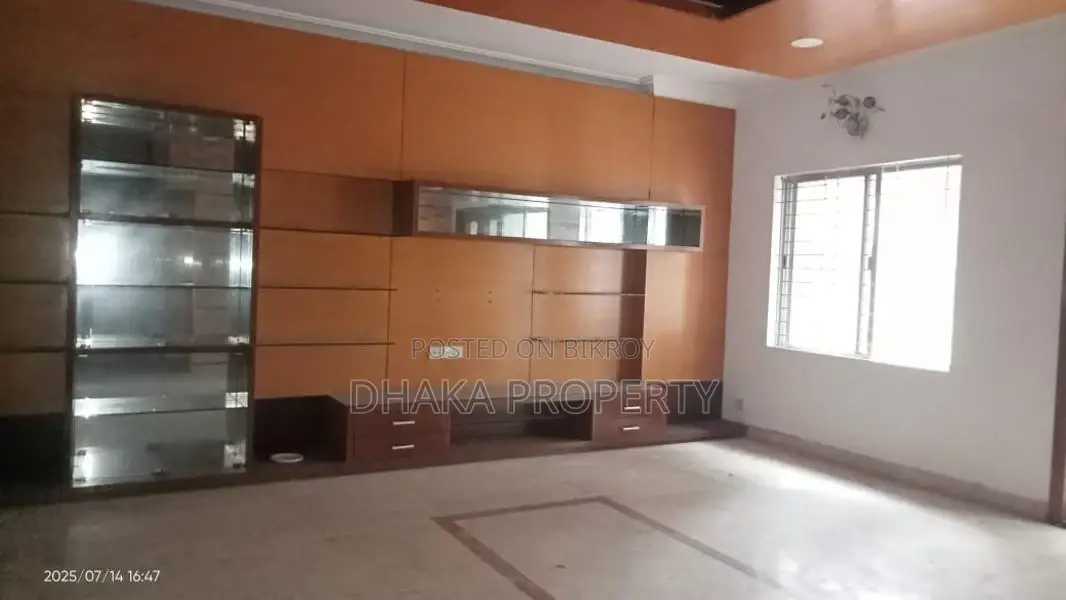 গুলশানে ৩৭০০-বর্গফুট ৪-বেডরুমের ২-কার পার্কিং সুবিধাসহ চমৎকার ফ্ল্যাট ভাড়া