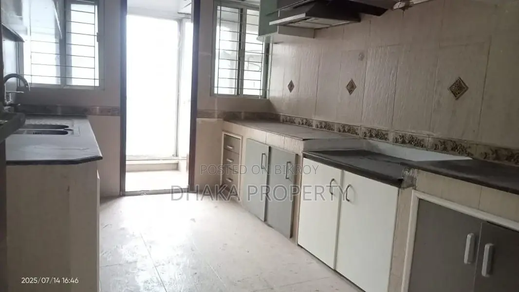 গুলশানে ৩৭০০-বর্গফুট ৪-বেডরুমের ২-কার পার্কিং সুবিধাসহ চমৎকার ফ্ল্যাট ভাড়া