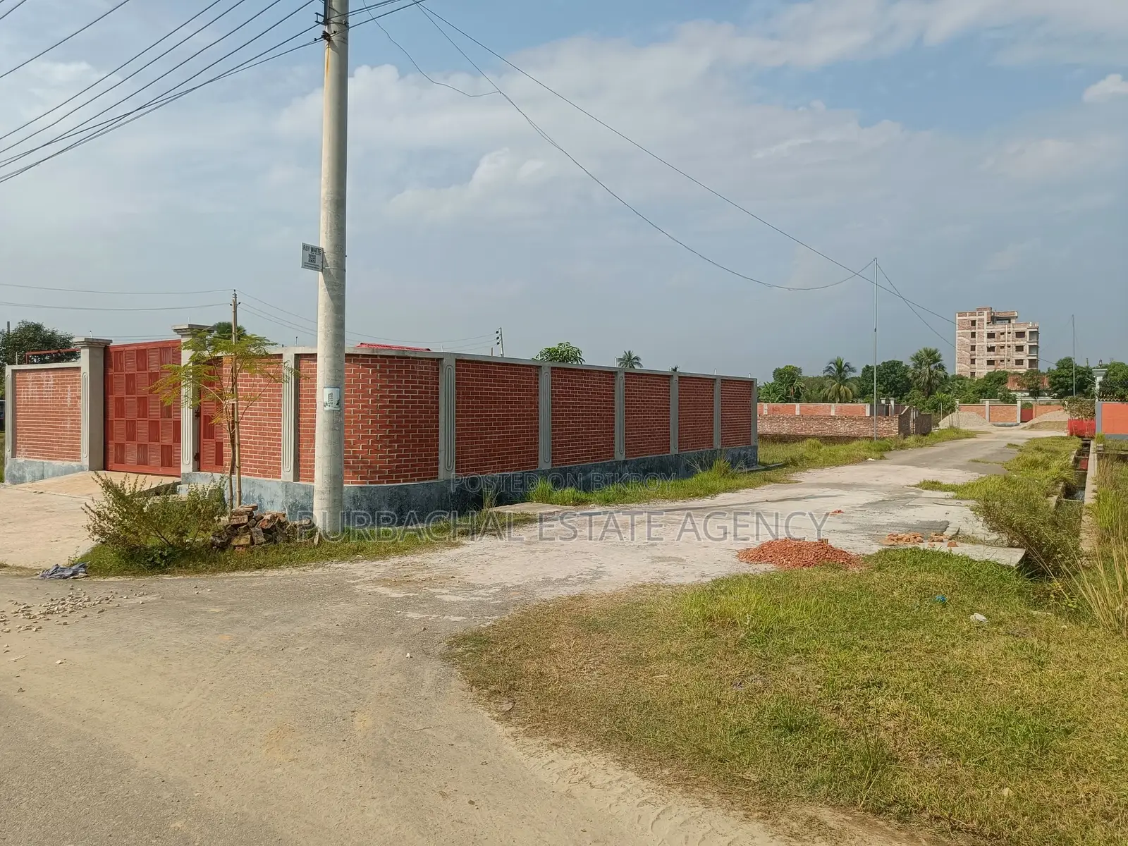 দক্ষিণ-পূর্ব কর্নার, সামনে ৩০ ফুট/৫৪ ফুট, সেক্টর ১০-এ ৫ কাঠার প্লট