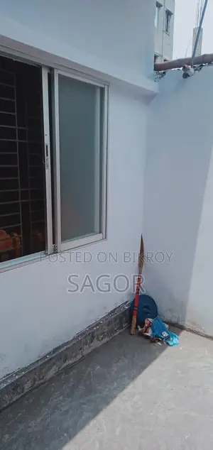 ২.৫০কাঠা জায়গার উপর সেমি পাকা পাঁচটা রুম এবং একটি ফ্লাট আছে ৩ রুমের।