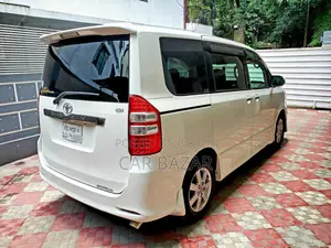 Toyota Noah SI GRADE PUSH 2013