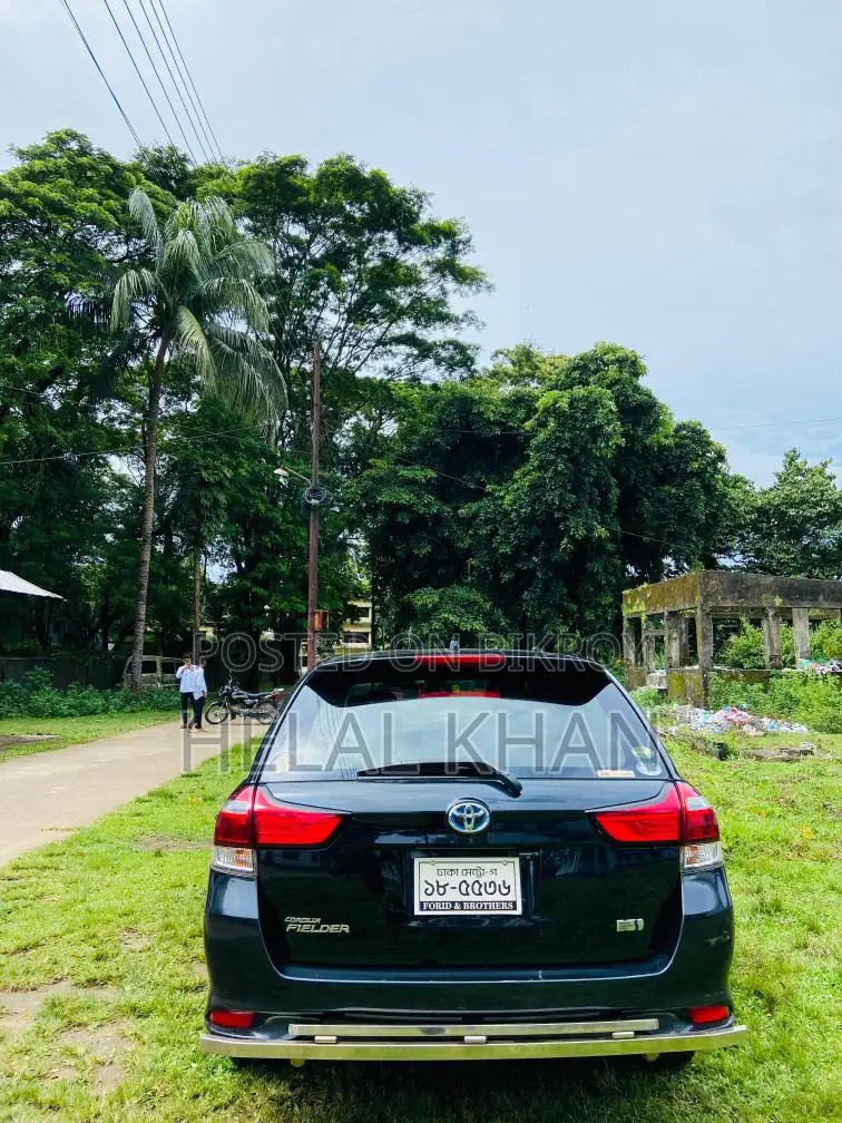 Toyota Fielder Hybrid 2018