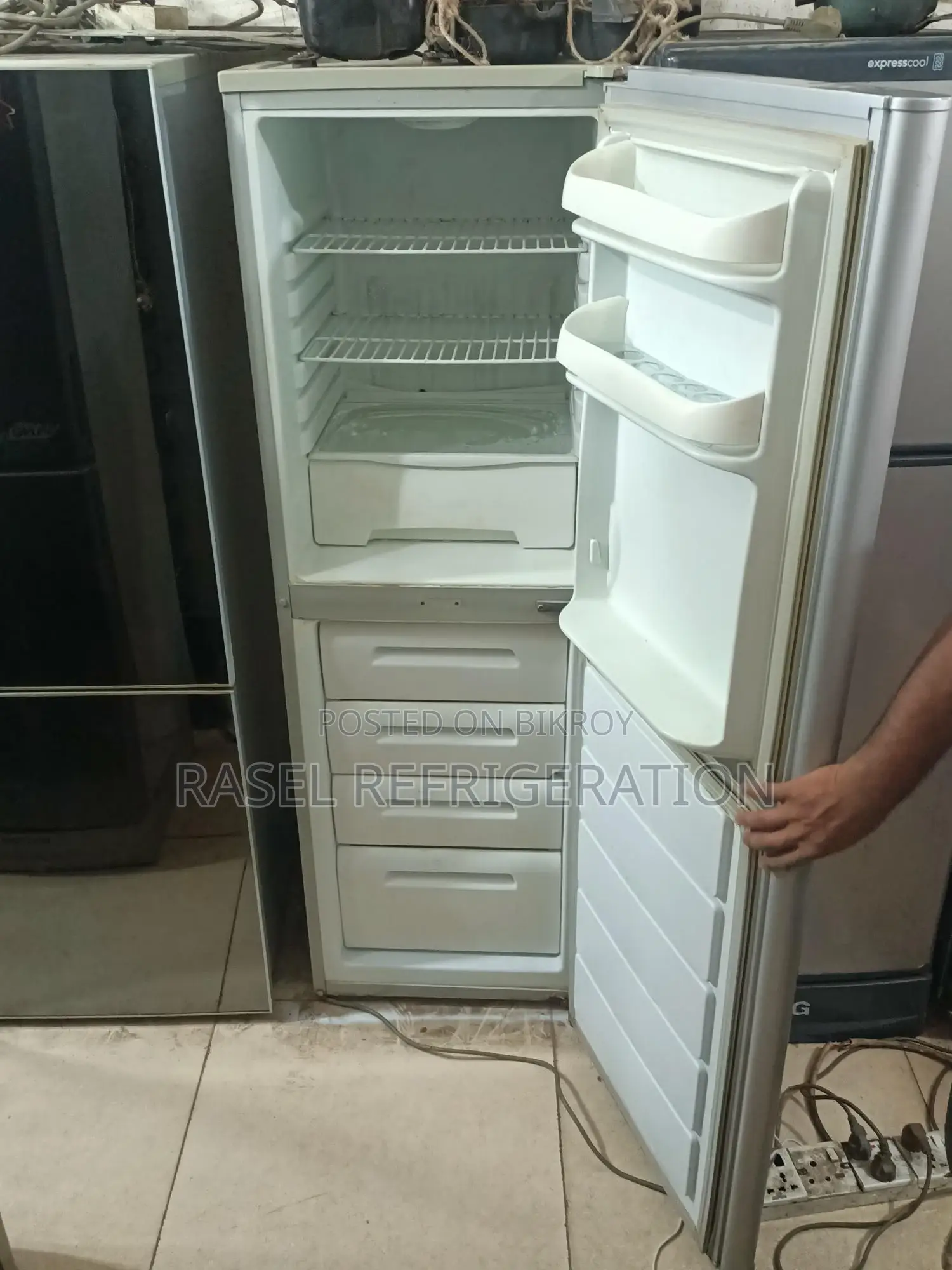 লাল রঙের 14 CFT রানিং LG ফিরিজ বিক্রি করা হবে। 1 মাস কমপেসার ওয়ারেন্টি