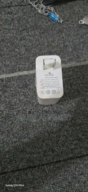 একটি রিয়েলমি ১০০ ওয়ারড এর চার্জার