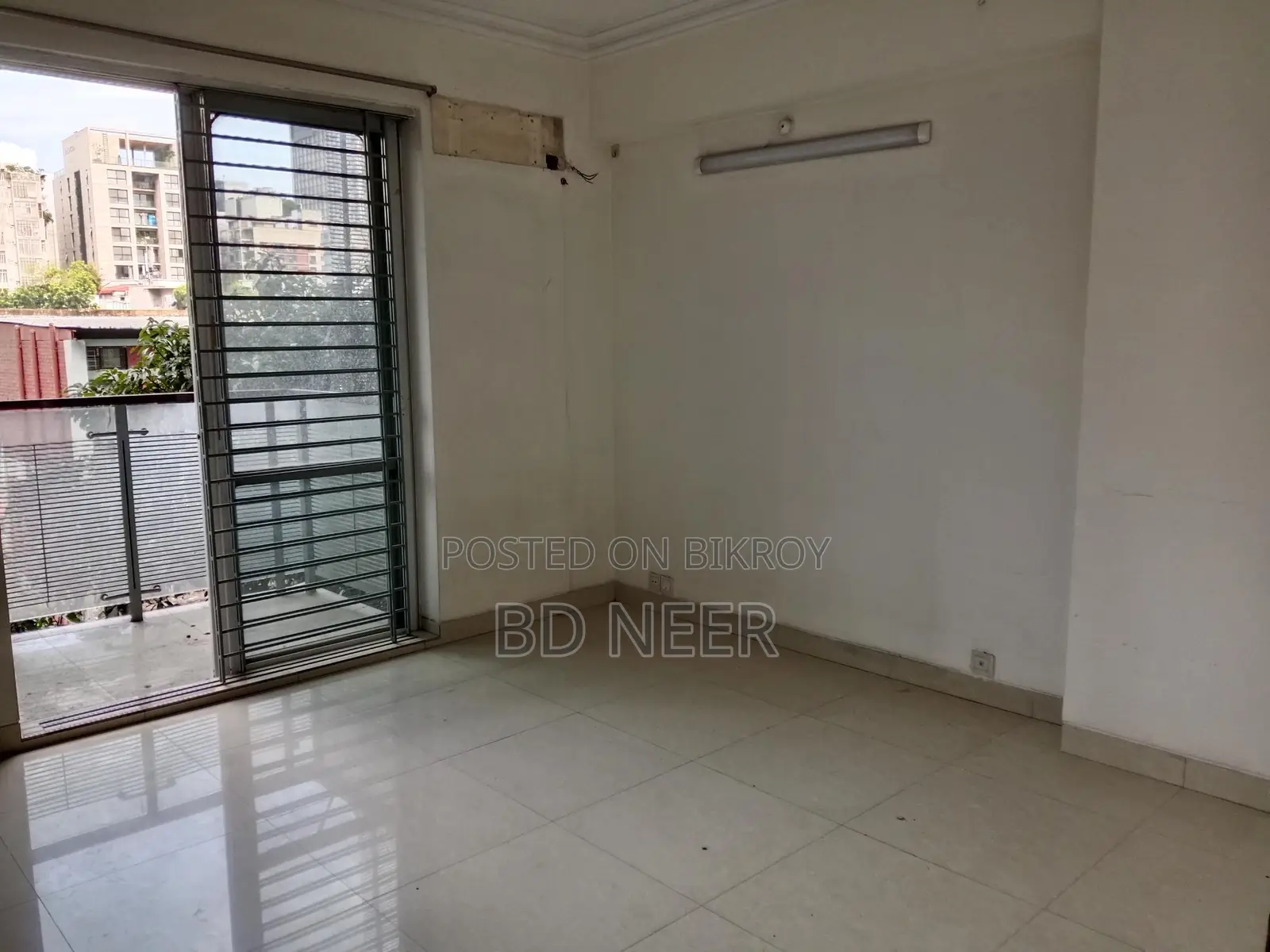 nice looking 2800 sft 4 Bed room apt available in banani North