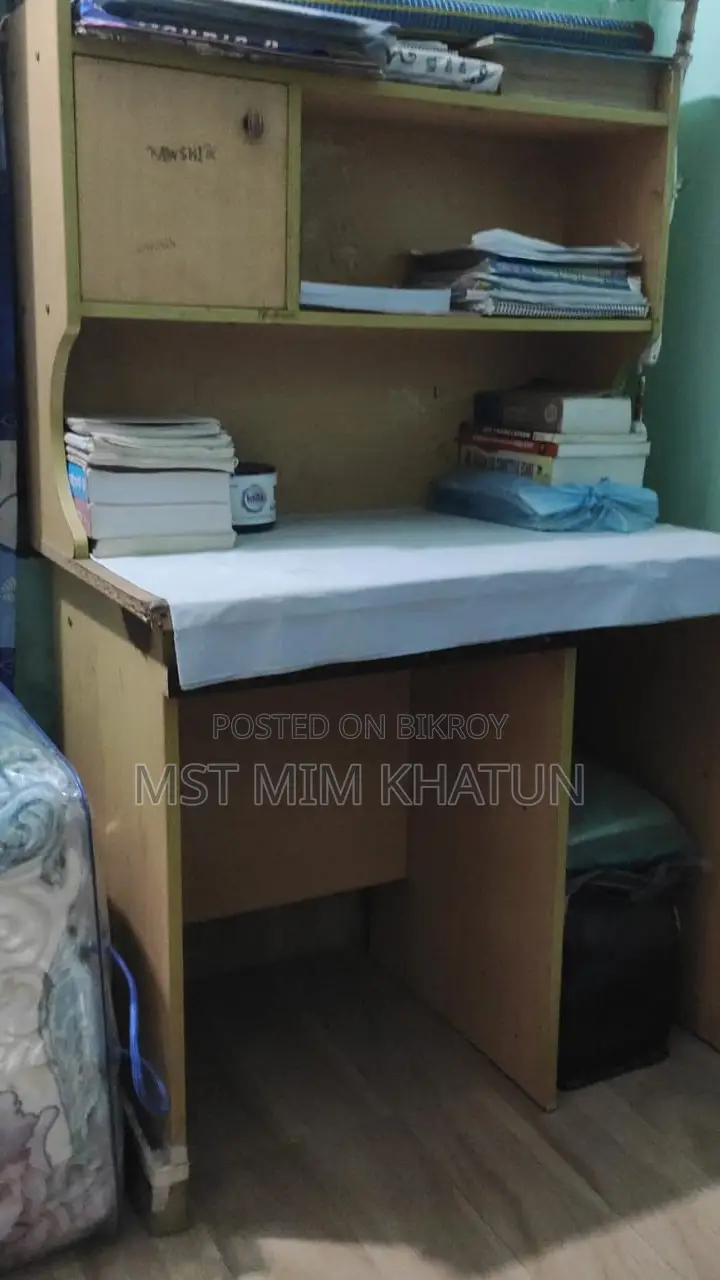 একটি স্টাডি টেবিল সেল করা হবে কন্ডিশন মোটামুটি ভালো এসে দেখে নিতে