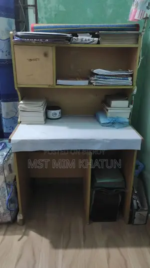একটি স্টাডি টেবিল সেল করা হবে কন্ডিশন মোটামুটি ভালো এসে দেখে নিতে