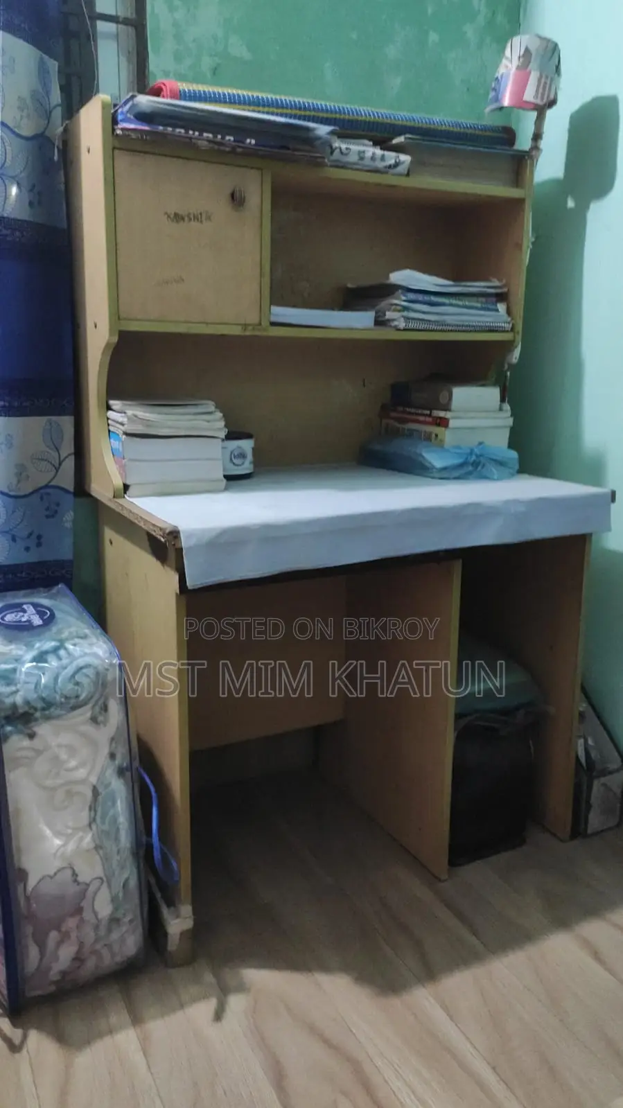 একটি স্টাডি টেবিল সেল করা হবে কন্ডিশন মোটামুটি ভালো এসে দেখে নিতে