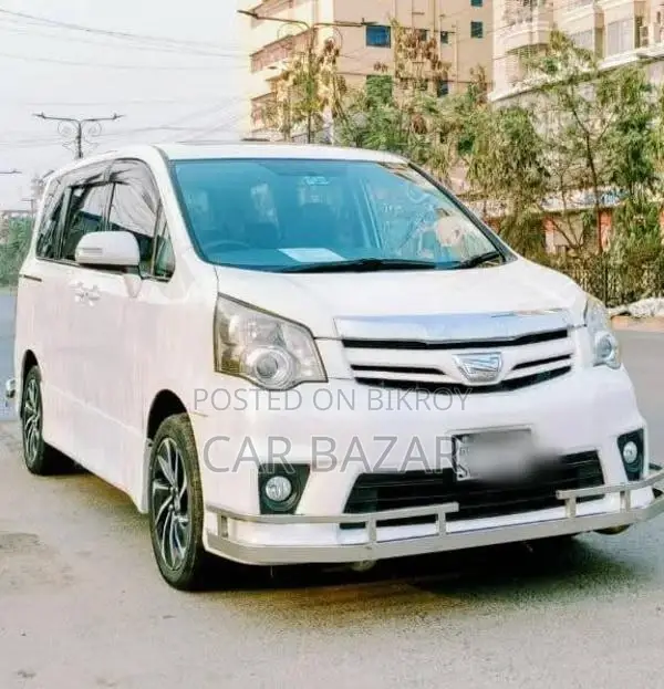 টয়োটা নোয়া সানরুফ মুনরুফ ২০১১