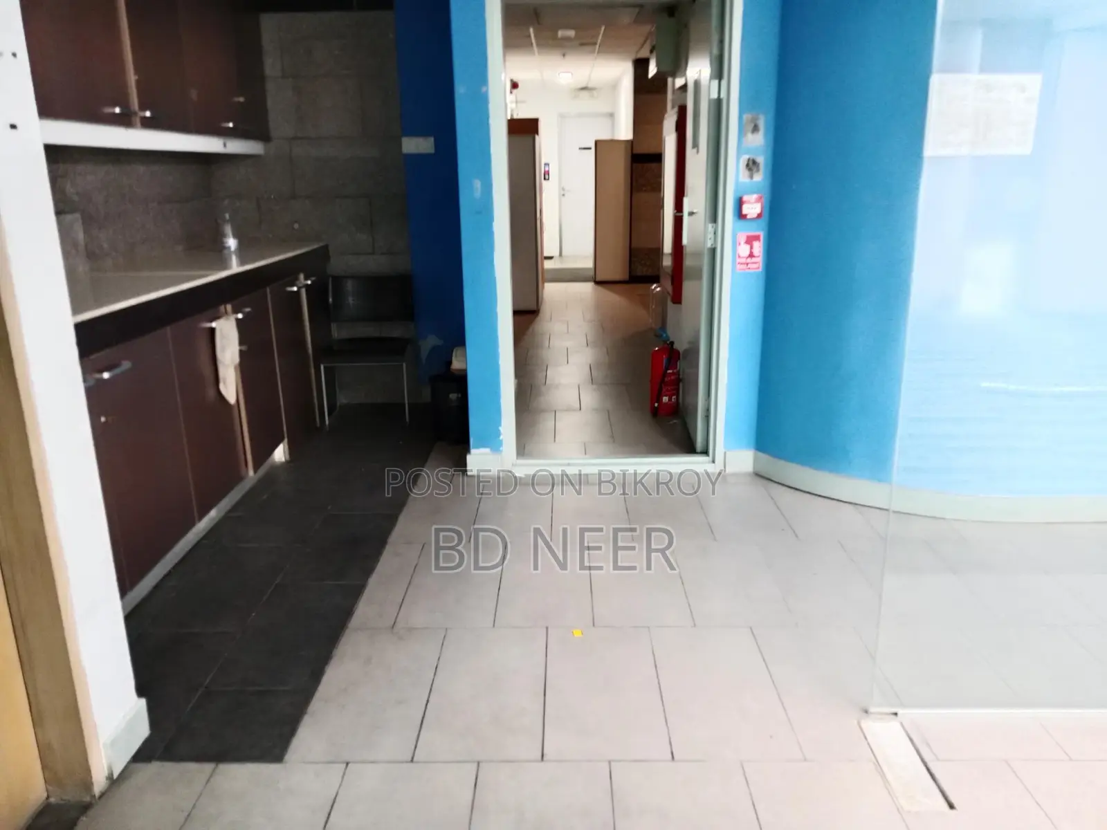 গুলশানে ২৪০০ বর্গফুটের সম্পূর্ণ বাণিজ্যিক সেমি-ফার্নিশড অফিস স্পেস ভাড়ার জন্য